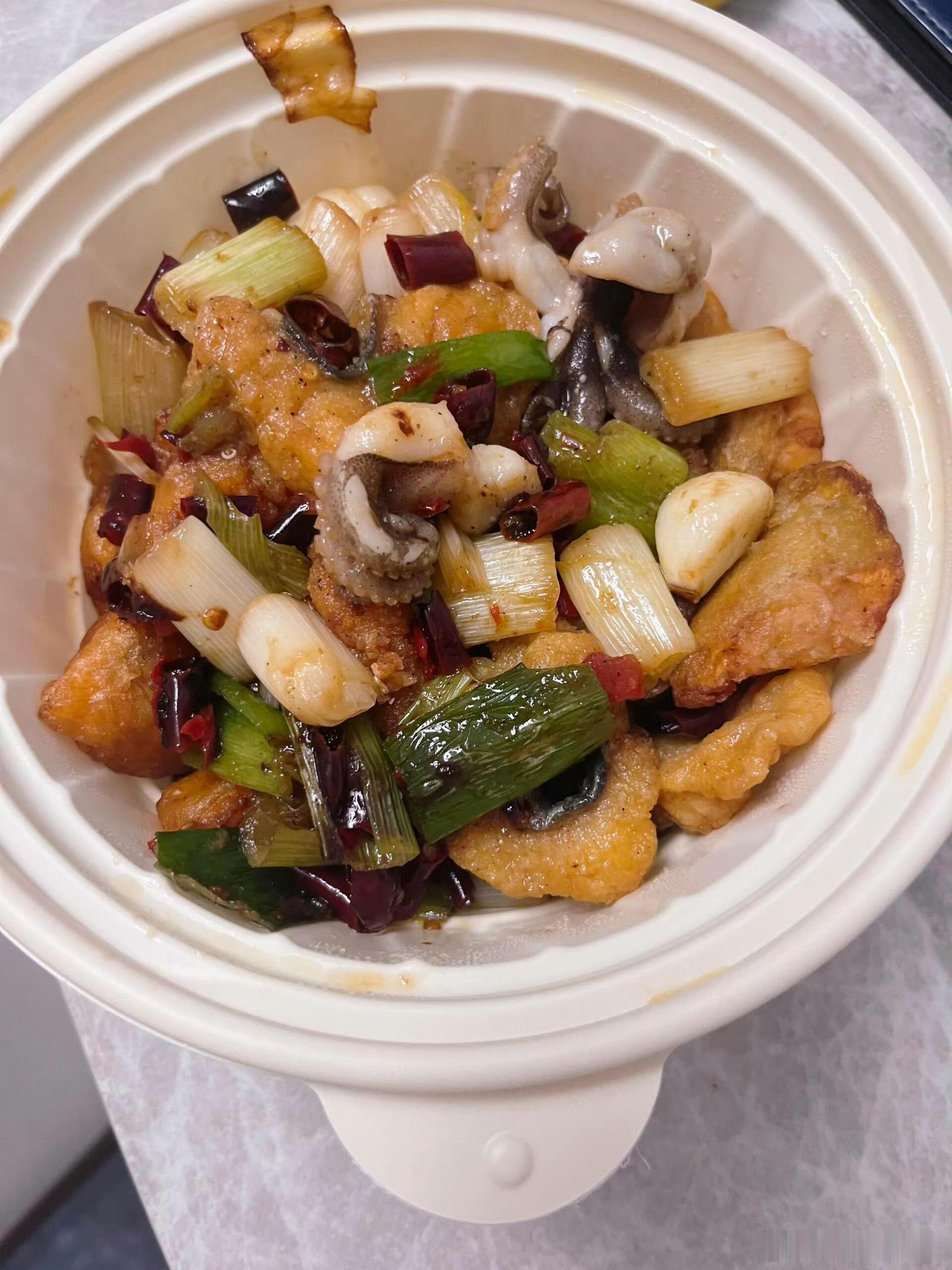 每天点外卖和做饭到底哪个更省钱 外卖分量常常不够实惠，自己做饭能够按需调整份量。