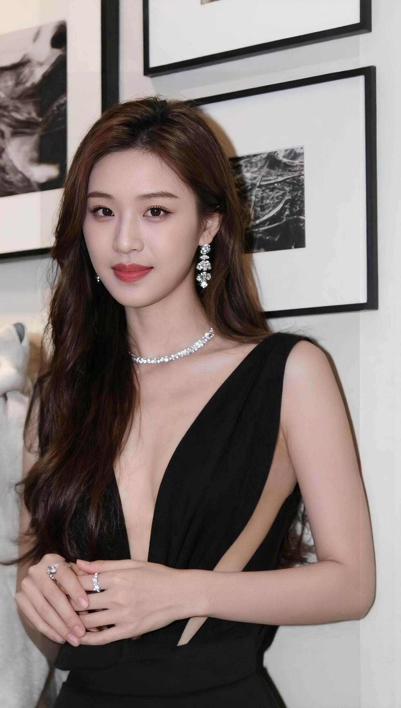 什么样的女人在异性眼里最有魅力?
气质韵味类
 
温婉灵动  优雅从容  清冷脱