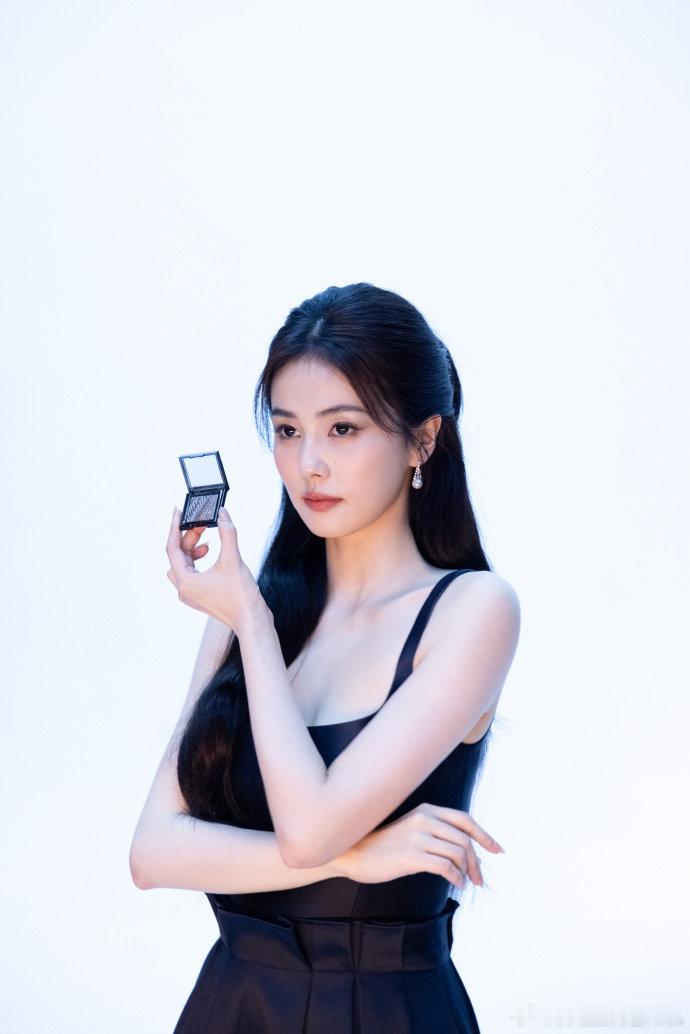 白鹿绮丽之境白鹿U领吊带黑裙look 白鹿绮丽之境，白鹿U领吊带黑裙look，谁