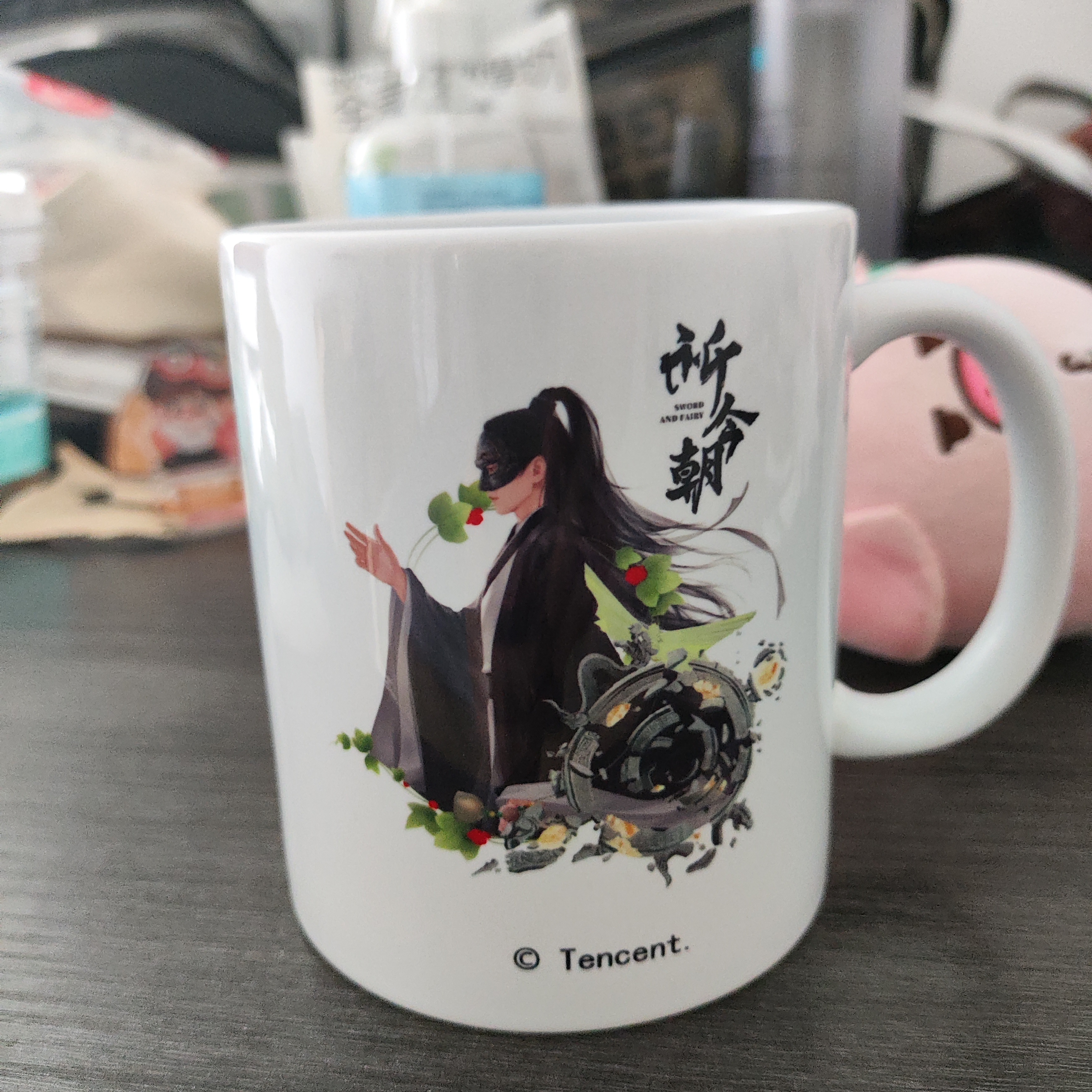 在四个杯子里唯独挑了这一个一直拿着喝水 