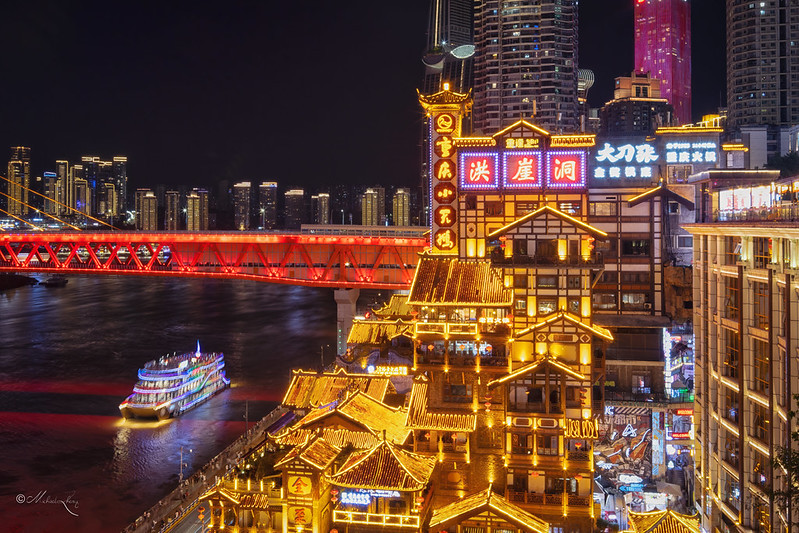 海外社交媒体上正兴起一股极致中国化热潮，许多西方网友自称“新晋中国人”，分享泡苹