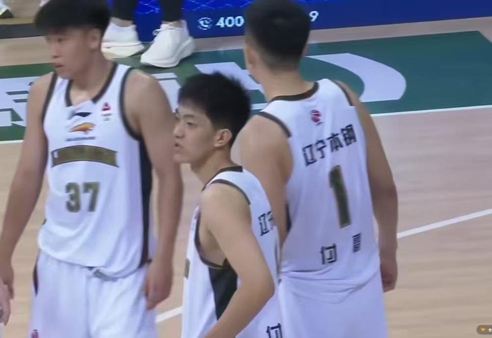给辽宁男篮教练组提个建议，下个赛季一定要多用、重用李虎翼和段睿骐
 
李虎翼今年