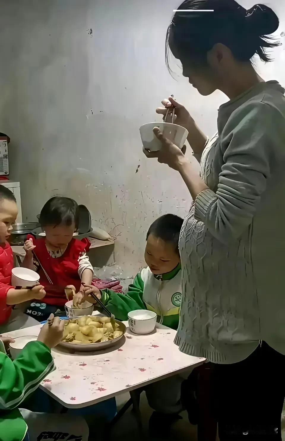 真的搞不懂了，有的两夫妻，吃的不愁，穿的不愁，住的也不愁，生一个孩子都不敢生，都