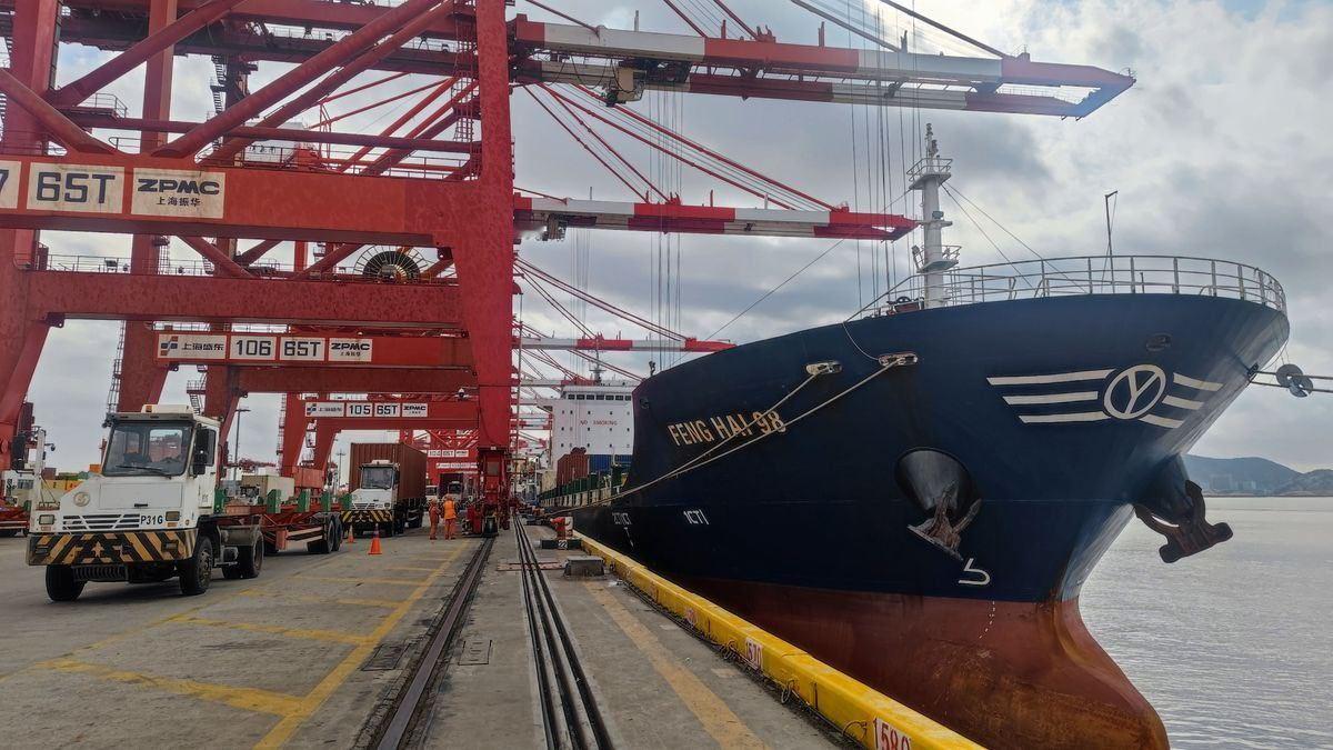 据上海海关消息，今年1月至11月上海海关监管上海港进出国际航行船舶达4.2万艘次