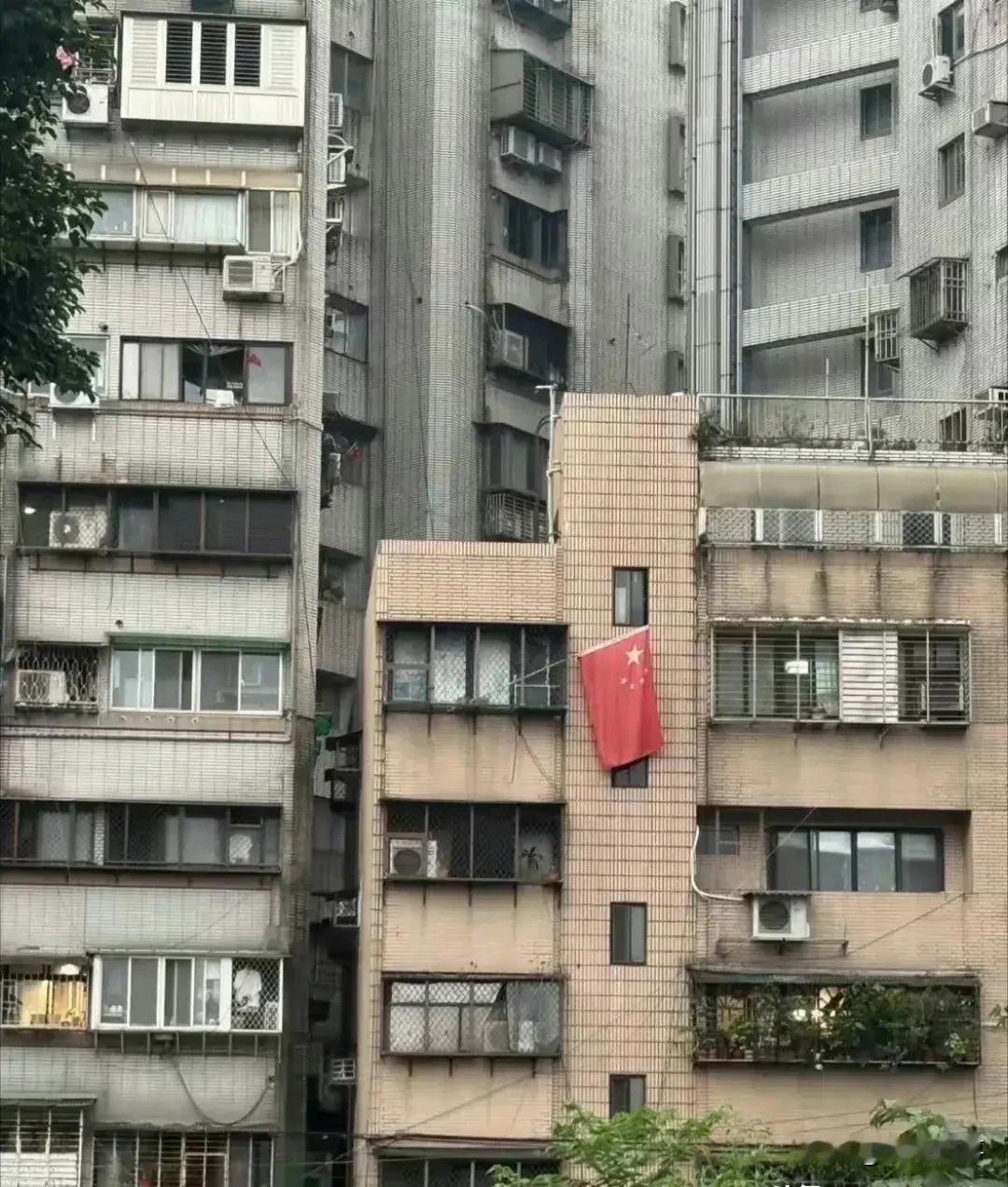 台湾网友发图，台湾居民楼房窗户挂起了五星红旗，这是一个好的开始，希望星星之火可以