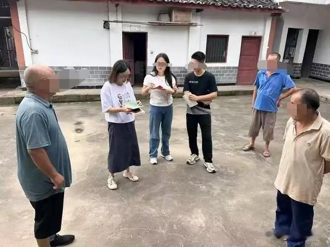 四川，一女大学生的母亲和妹妹，都是残疾人，是低保对象。但她小姨有钱，准备等女子放