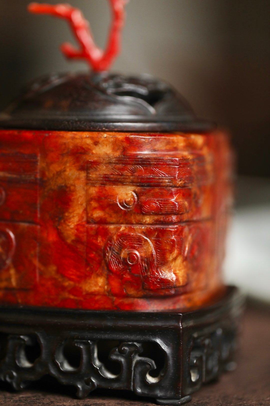 玉琮 | 香炉仿商周玉琮之形制，器作方柱，线条刚劲规整，尽显古礼之庄严。器身满工