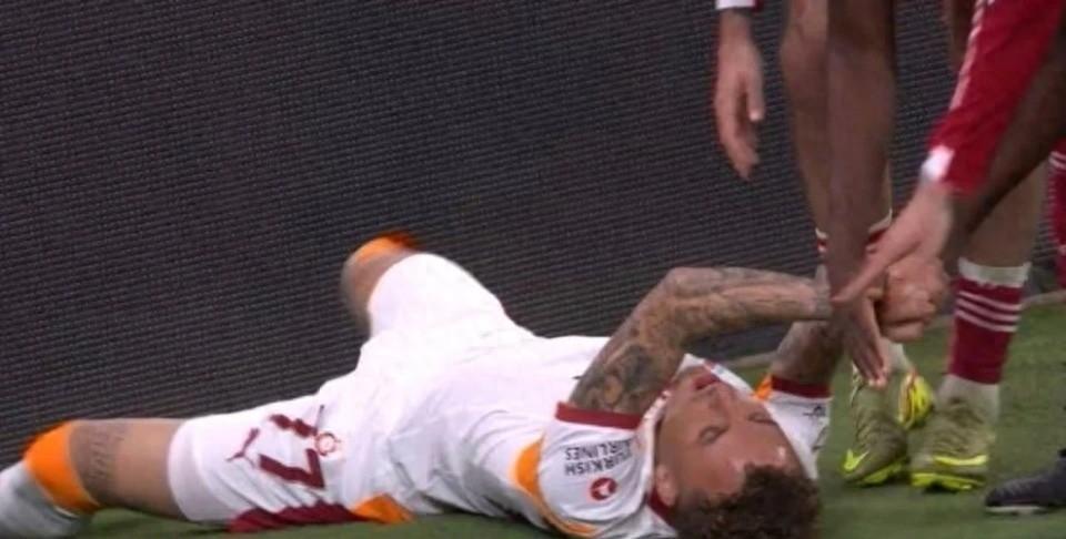 哎哟喂，看着诺阿·朗被担架抬出来那会儿，我这心里咯噔一下，手里的夜宵都不香了，真