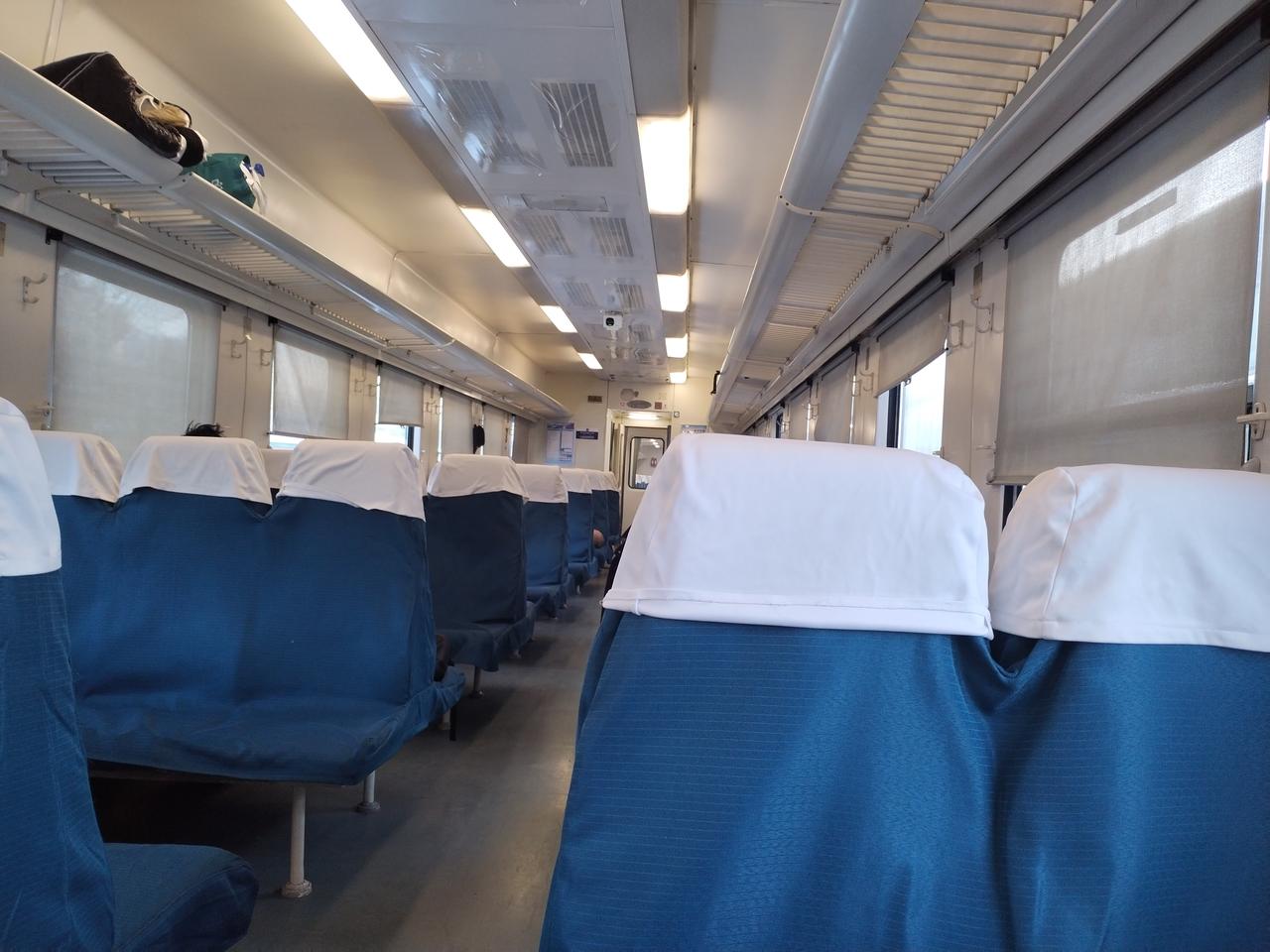 现在很少坐火车了，但说实话，火车还有公交车，小轿车好多了。
    一.价格便宜