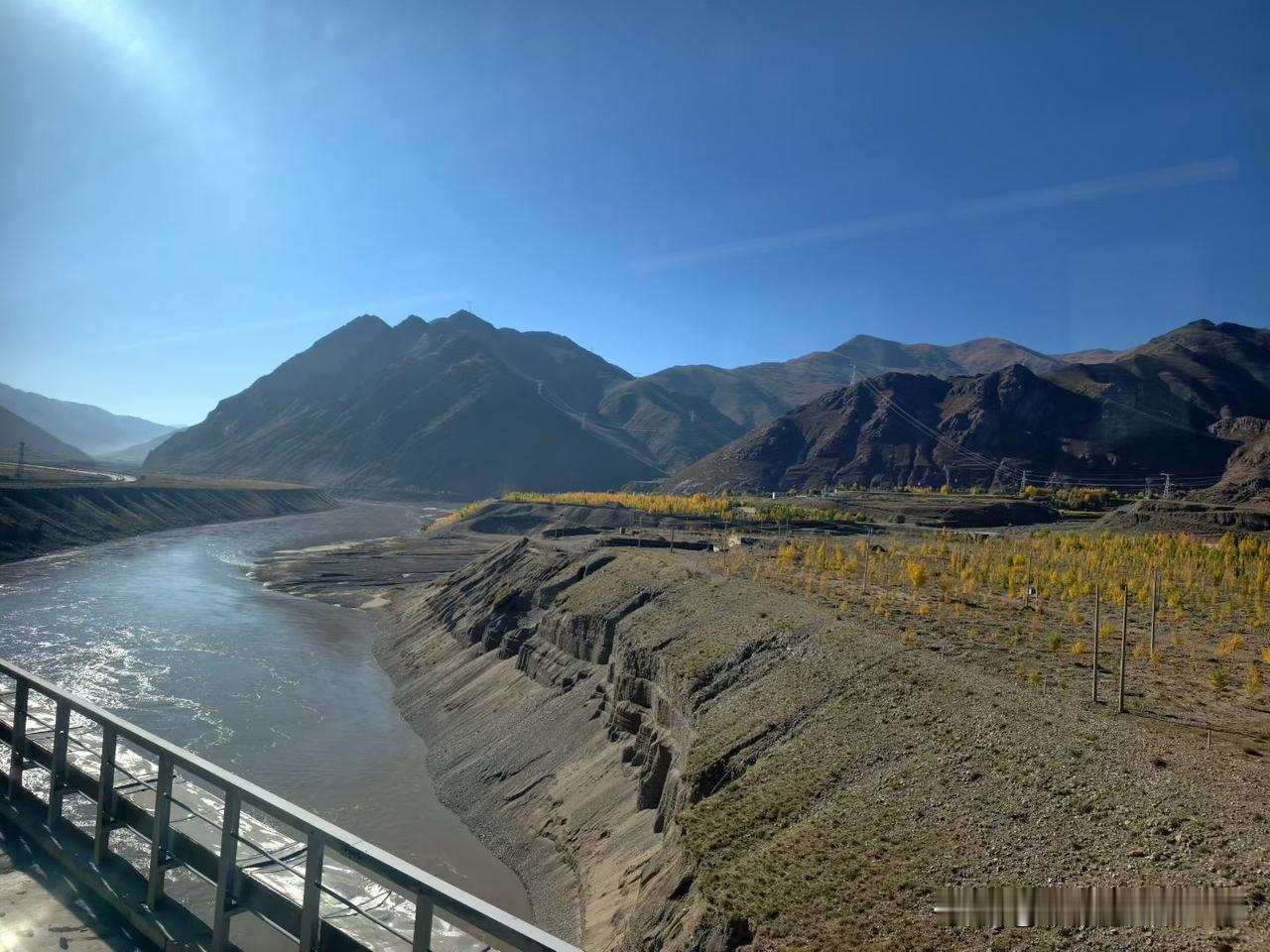 天堑变通途。更立西江石壁，截断巫山云雨，高峡出平湖。神女应无恙，当惊世界殊。
站