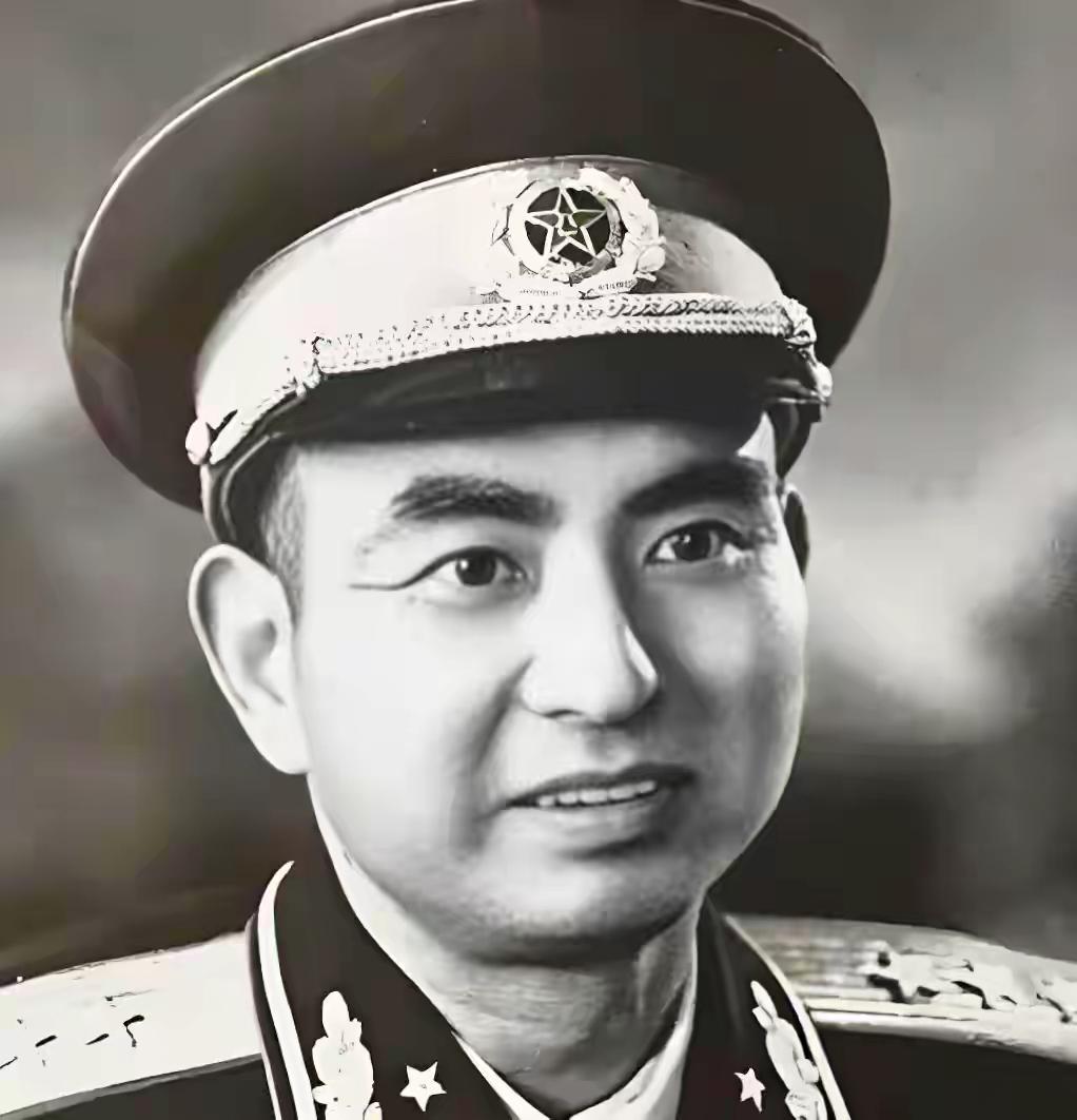 杨得志被日军合围无人敢救，杨勇踹门怒吼：你们怕死我不怕，我去

屋里那盏煤油灯的
