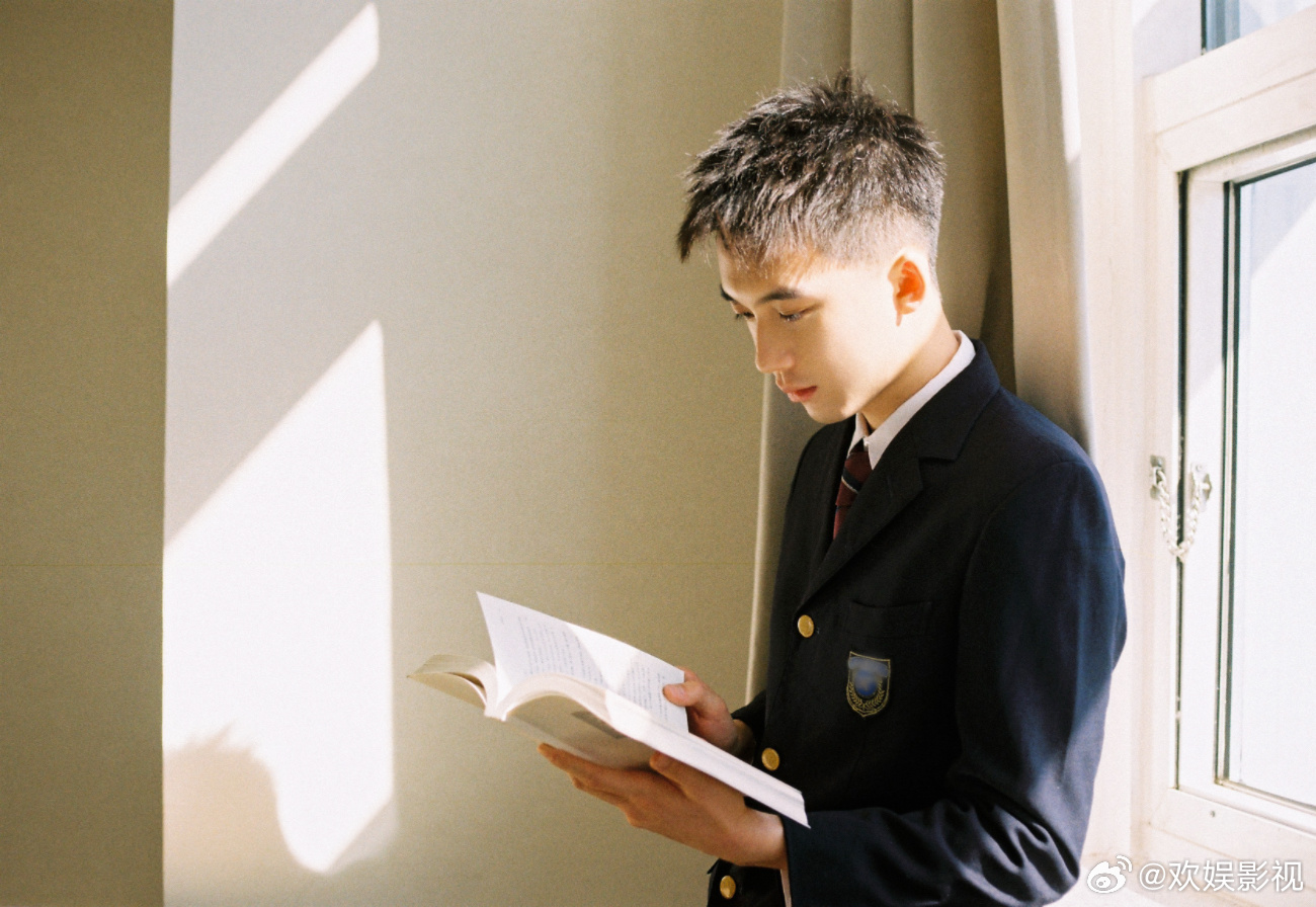 青春正好少年时，岁岁明朗皆可期。欢娱影视演员生日写真今日释出。 