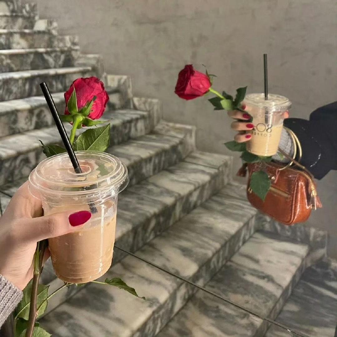 每一个中年少女，
都要有一个很绝的心态
林清玄曾说：“生活不是等待风暴过去，而是