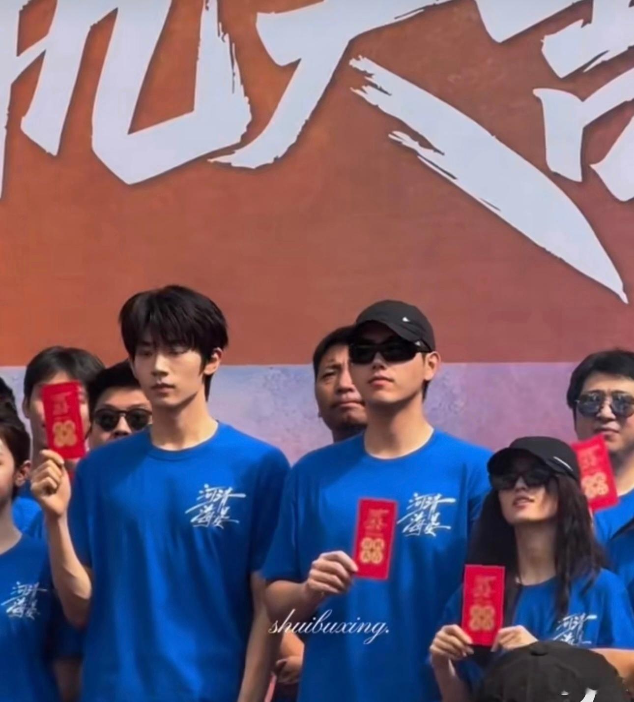 张子枫瘦得脸颊肉都没了《河清海晏》开机路透出来，张子枫外形的变化一眼就能看出来。