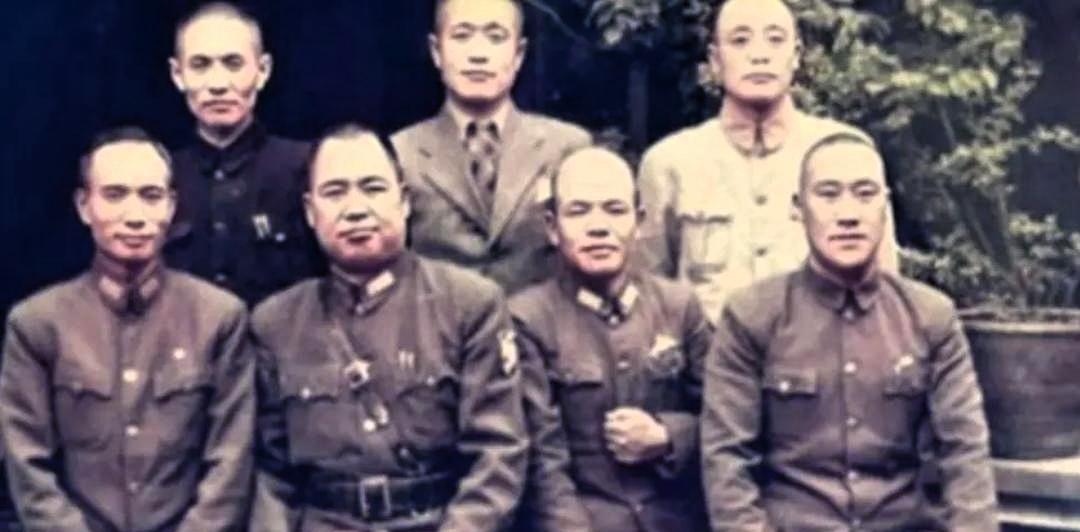 关麟征赴台吊唁蒋介石：半生恩怨，一哭释然
 
1975年4月，老蒋病逝，在香港隐