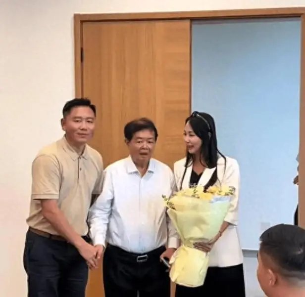 曹德旺近况，头发稀疏瘦脱相，走路也要人扶了！“玻璃大王”曹德旺曾将160亿财产全