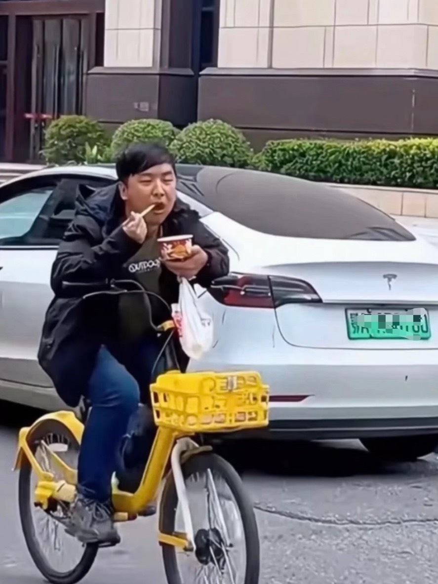 肯德基热干面武汉人的松弛感，一边骑车一边吃热干面，你肯德基也不例外