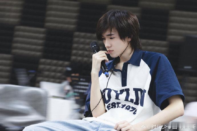 终于迎来时代少年团演出，他们追逐梦想不懈努力，出行指南也尽显用心。 