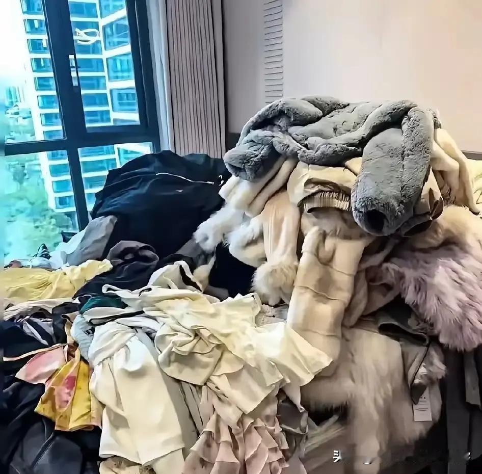 53岁表妹自驾第一天就翻车走了，老公第二天扔光她衣服、第三天去派出所销户。

亲