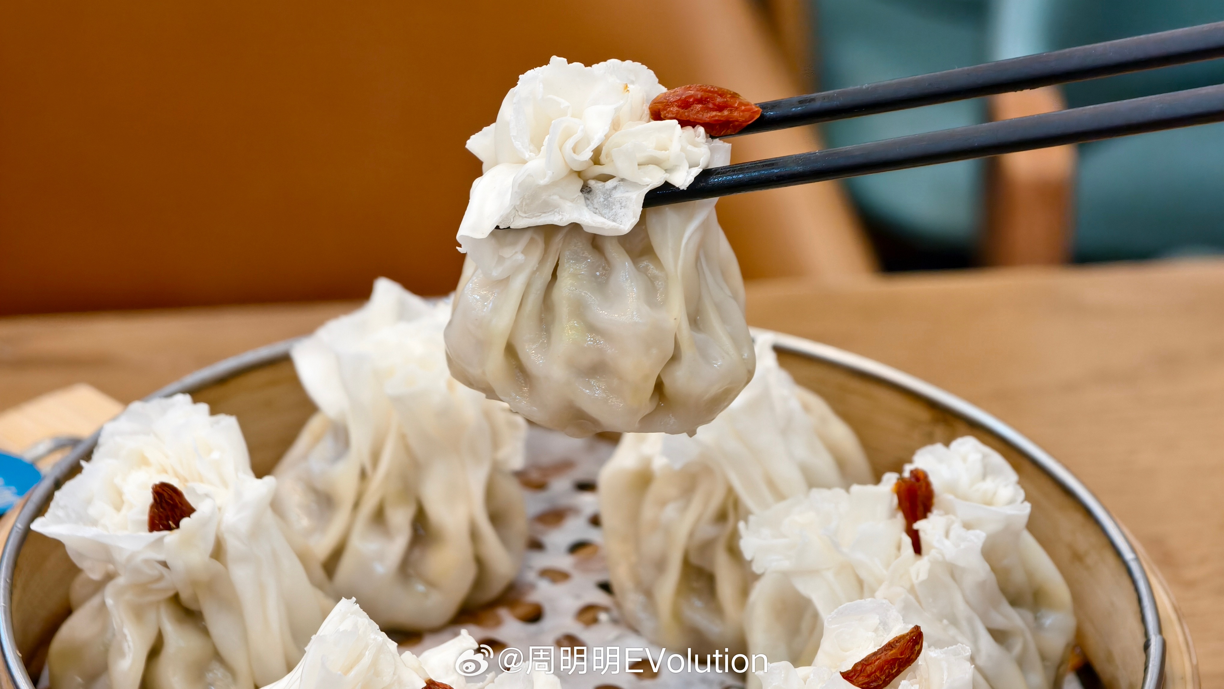 吃一顿老绥元羊肉稍卖，出发杭州！葱香姜辣，羊肉油润，面皮韧实。内蒙古真不错，下次