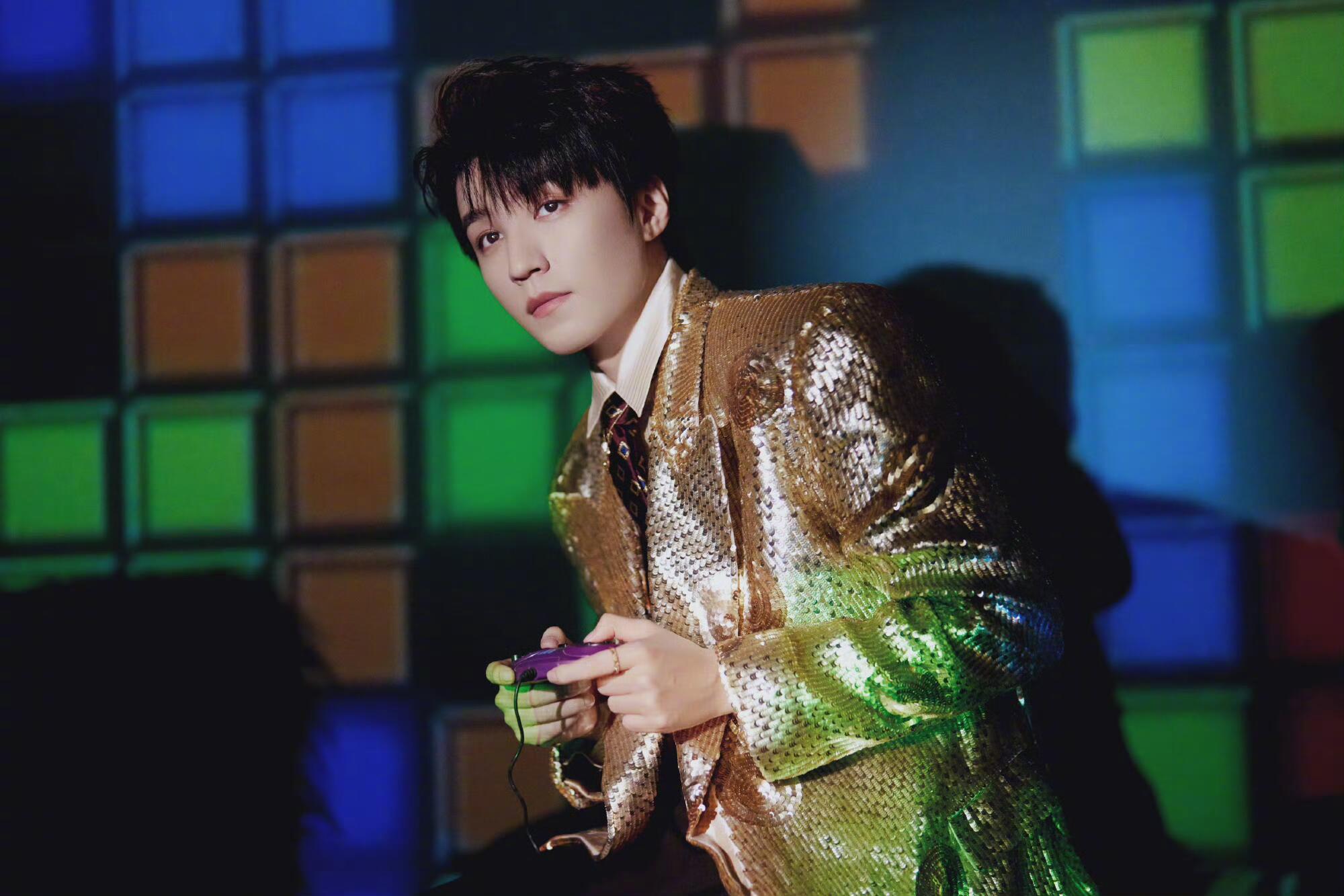 #咪咕星鲜事##王俊凯工作室出图#金色亮片西装闪到小咪心上！华丽贵气又清爽干净，