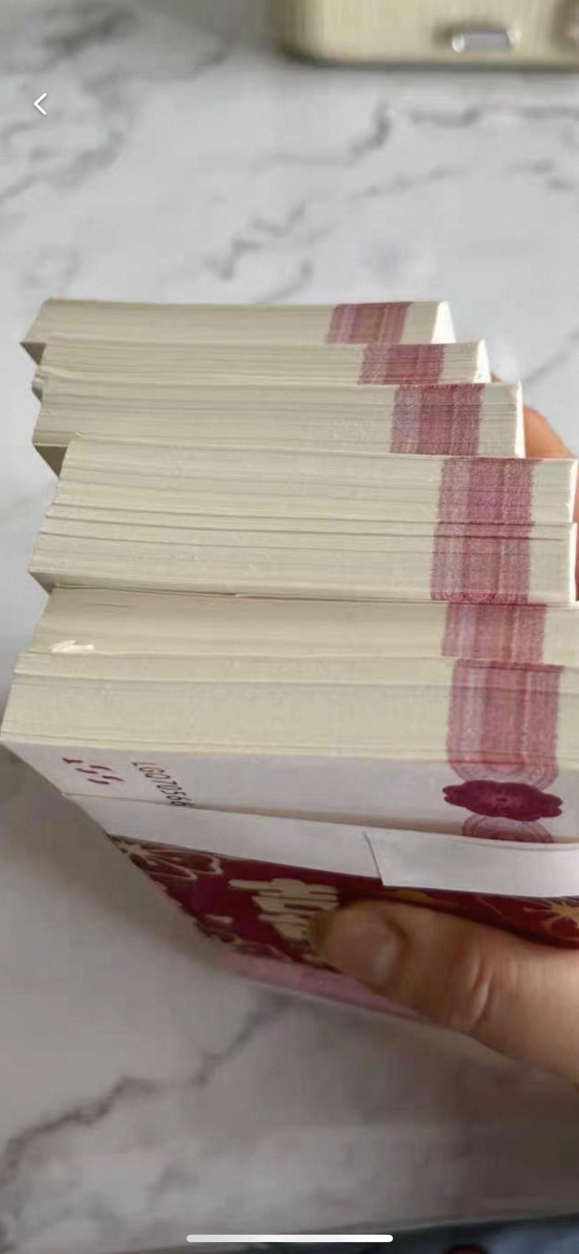 前租客遗留的行李箱装有10捆印着“建行”字样的纸钞，“少说有100万”。2月25