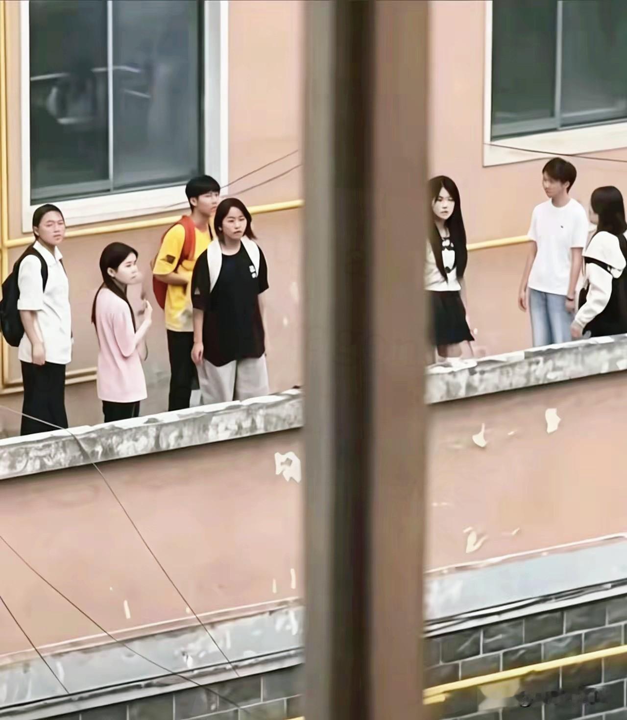 庐江这事儿，看得我后背发凉。

视频里那个穿黑裙子的女生，动作之娴熟、神情之嚣张