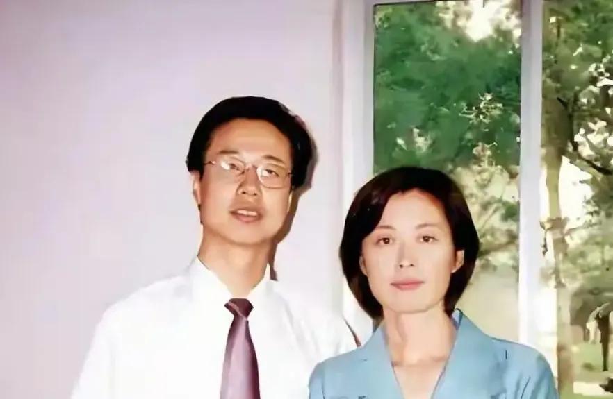 身家百亿的保险大佬，和央视名嘴做了41年夫妻，居然连一次合体代言都没有？

敬一