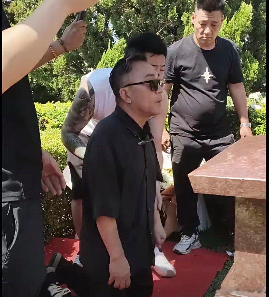 杨少华正式下葬，杨家四子全部现身，老三杨伦带病参加。由于是下葬，所以今天只有少数