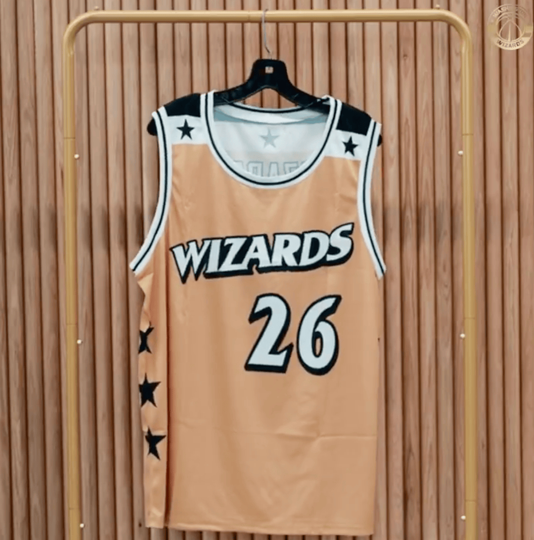 物业费越来越难收冲着球衣也得去现场啊！奇才表示，将向下场比赛的前10000名购票