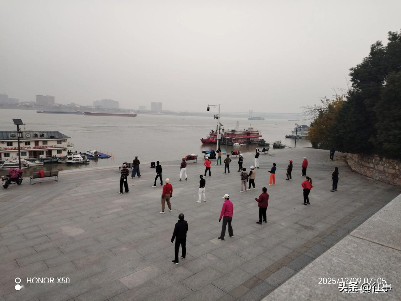 2025年即将过去，2026年即将到来，忆过去，虽辛苦，但每天快乐。想未来，继续