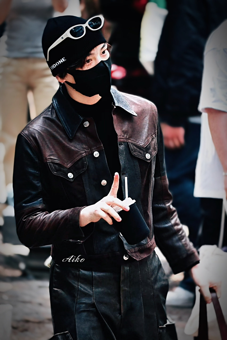 丁禹兮皮衣战神丁禹兮水桶包沪上潮男今天《司宫令》上班造型，一身棕黑皮衣套装超帅的