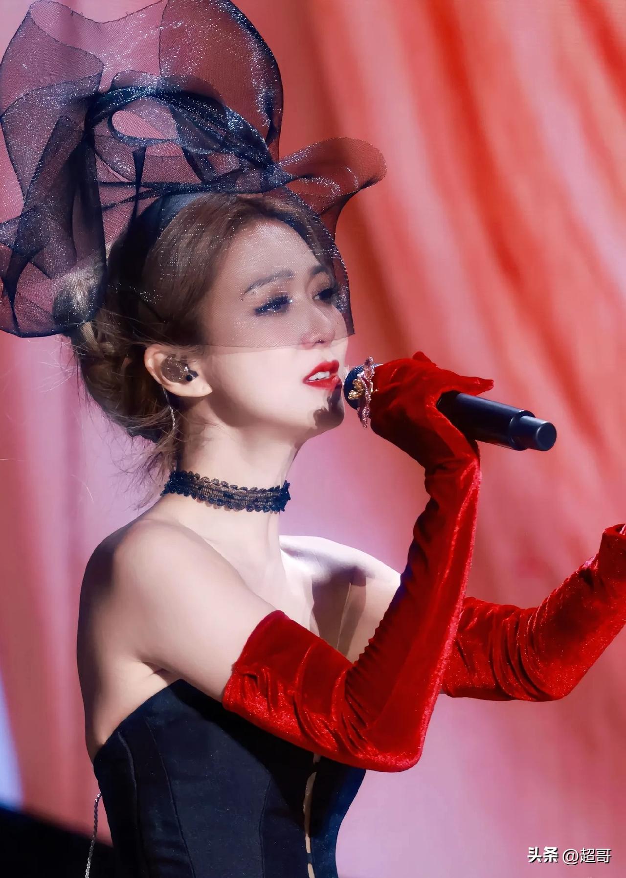 薛凯琪元宵晚会冻到发抖，沈梦辰一个动作圈粉无数
湖南元宵晚会现场，薛凯琪造型单薄