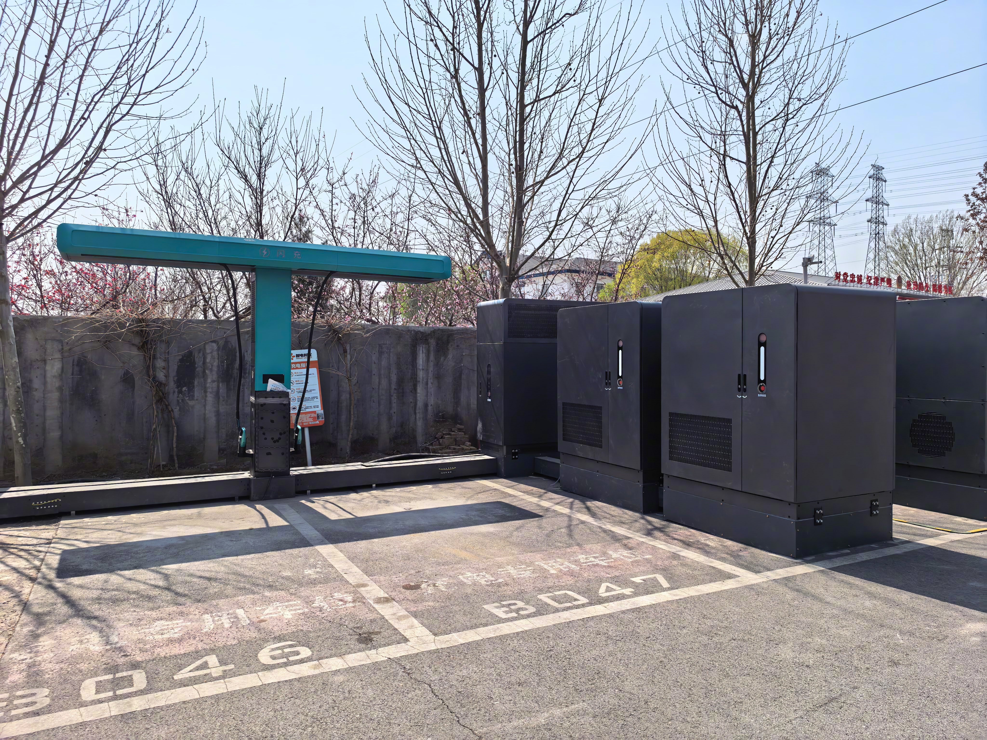 我司楼下5米的比亚迪闪充站建好了，大电池组看着就爽，所以最高可以跑到1200kW