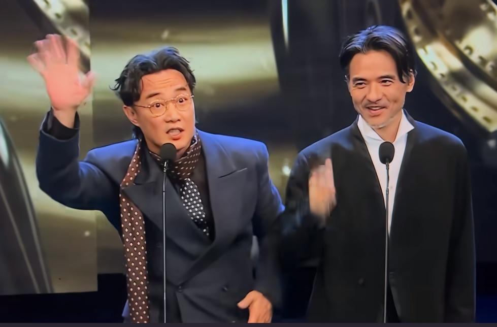 陈奕迅在金像奖上唱歌，我不感到意外。

冯德伦居然打断陈奕迅唱歌，我也不感到意外