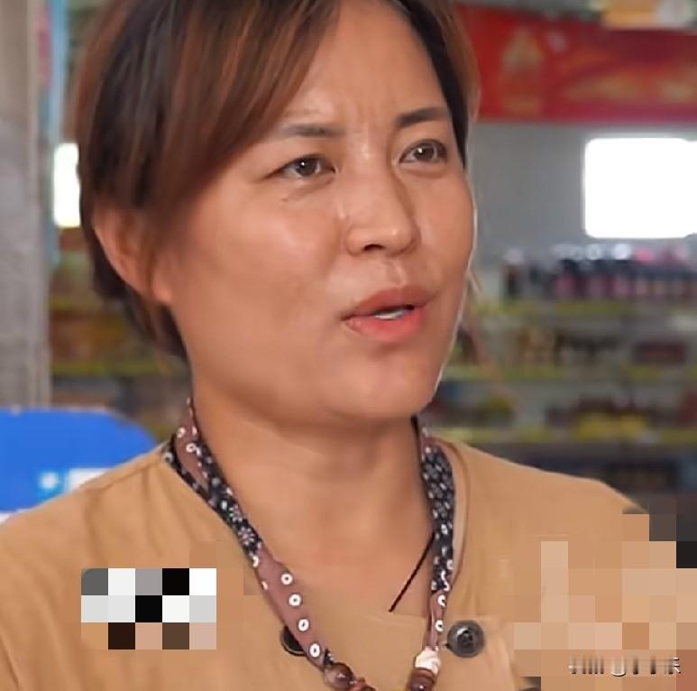 河南濮阳，一村头超市老板娘免费帮村民登记说媒，一个小本子密密麻麻地记满了男方女方