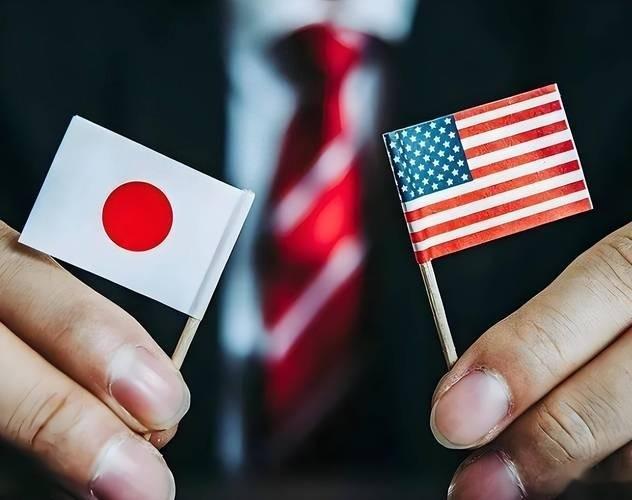 有日本网友曾这样讽刺：“我们日本的首相居然在外交场合，咧着大嘴、露出后槽牙，毫不