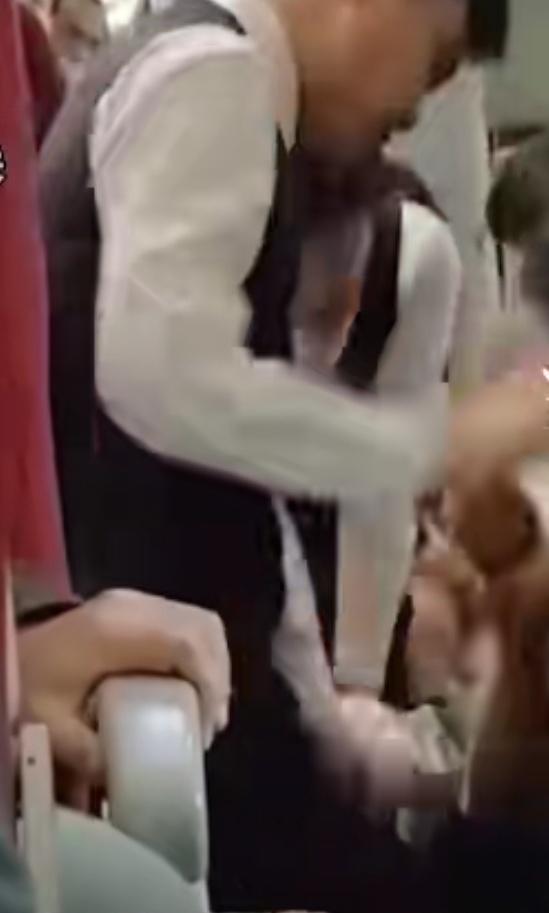 香港一飞机起飞后乘客突然去世，尸体存放在厨房里13小时，散发出难闻气味引乘客去世