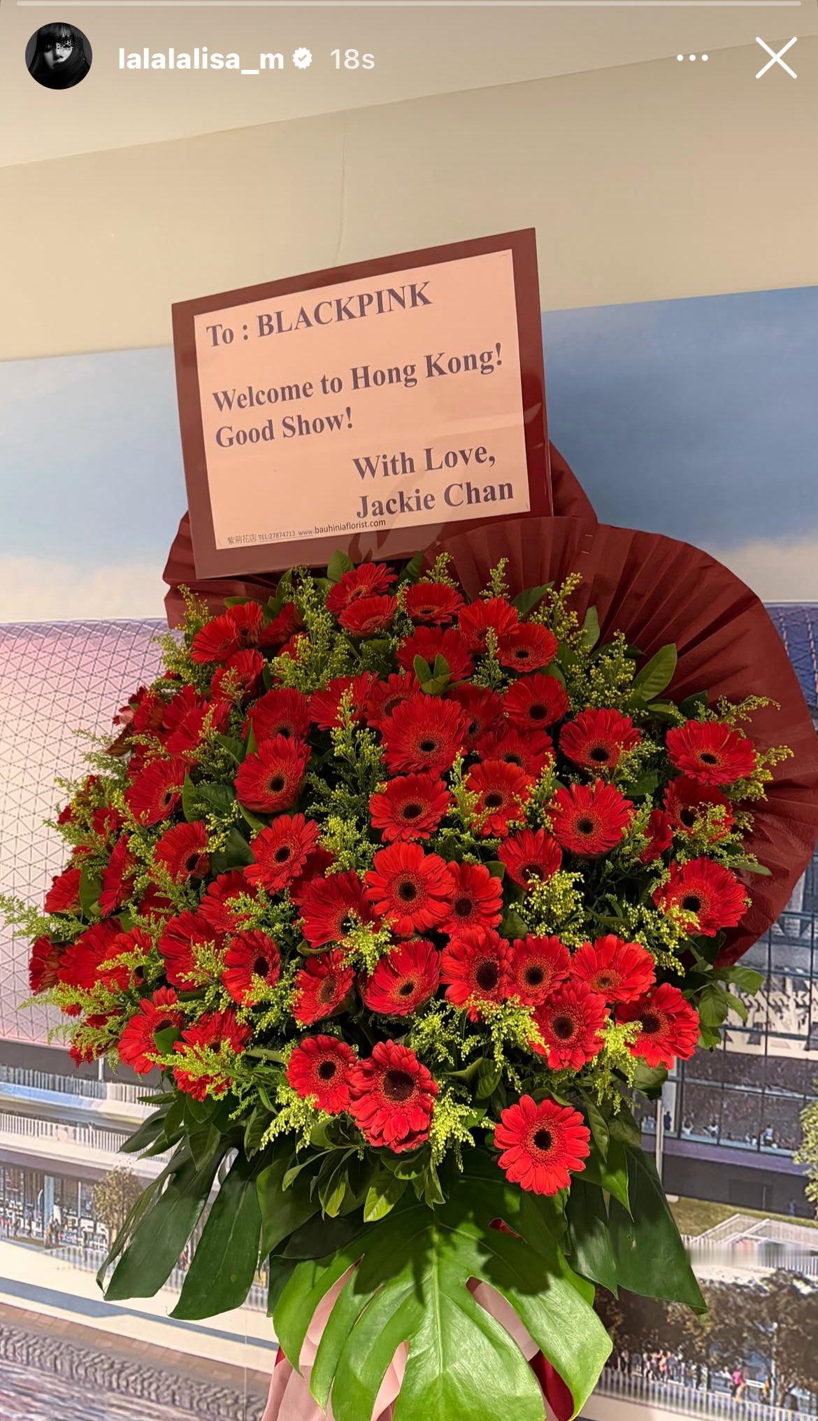 成龙大哥给BLACKPINK送花了耶~ 