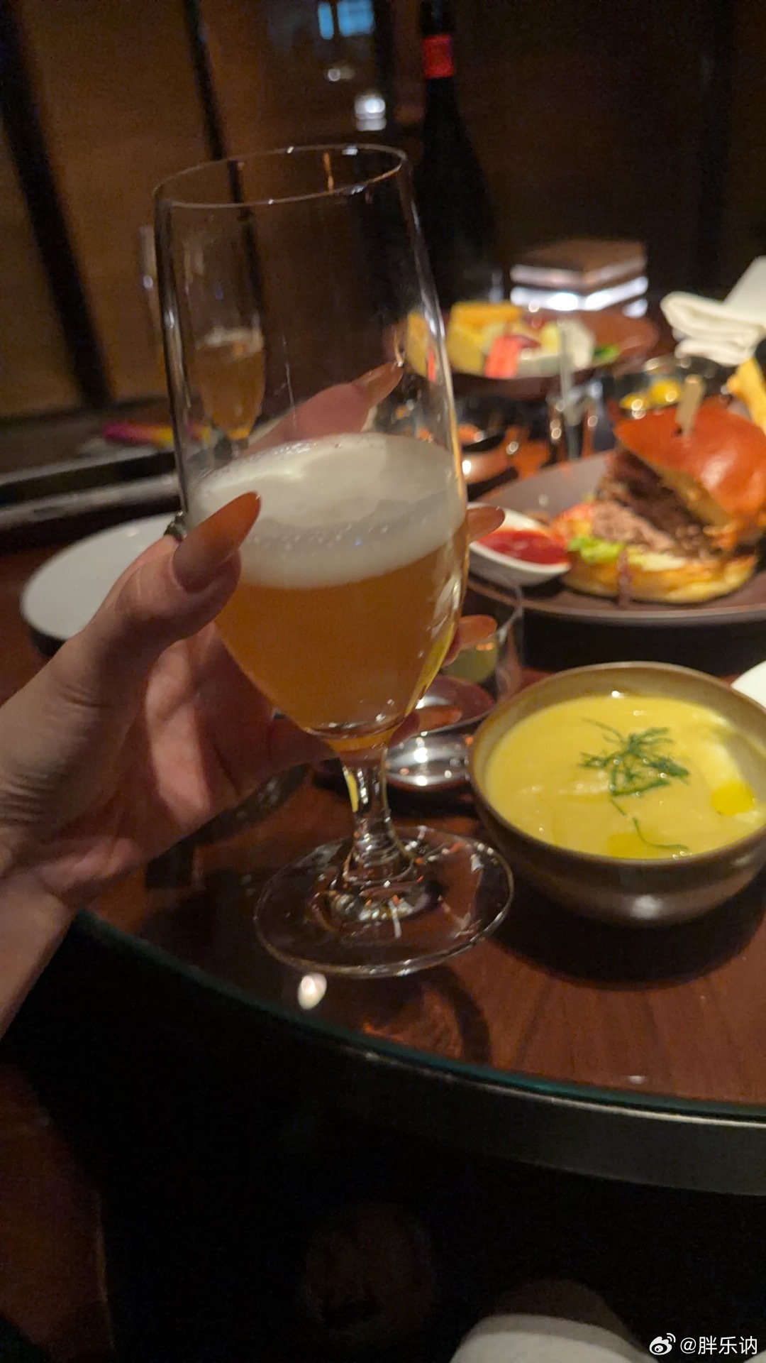 天天喝的五迷三道的 