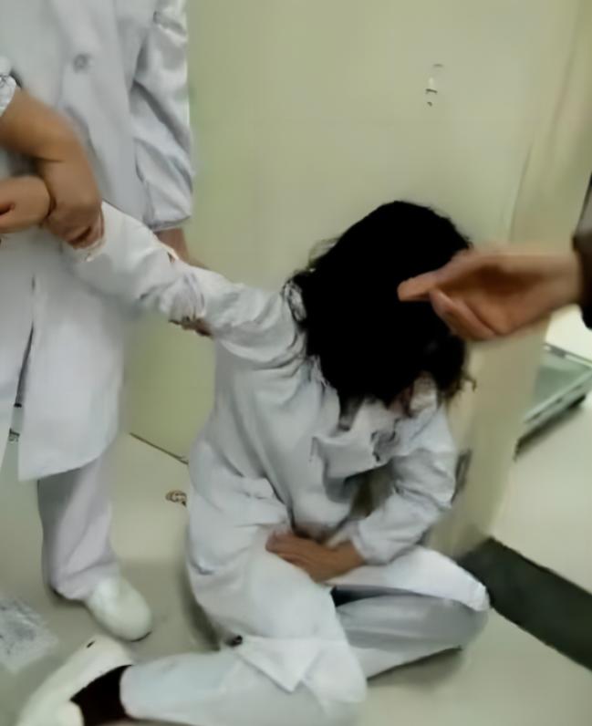 2017年，湖北通山县一位局长夫人，因小事猛踹怀孕护士，还把局长老公叫来撑腰。而