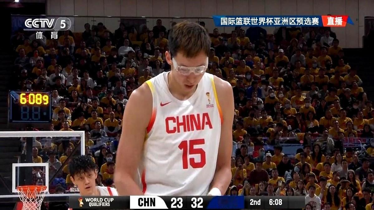 打的太过紧张，失误连连！首发三人没能得分。

半场落后韩国13分，这首发阵容的表