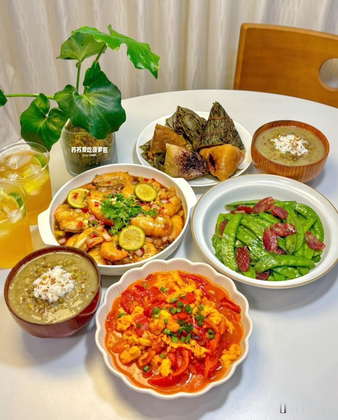 吃粽子时配什么菜解腻粽子又油又甜吃两口就齁，配清爽小菜最合适。凉拌黄瓜、腌萝卜、