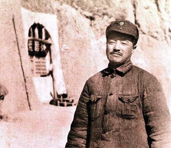 抗日战争时期，贺龙遇到了国民党第101师师长董其武，一个是120师师长，一个是1