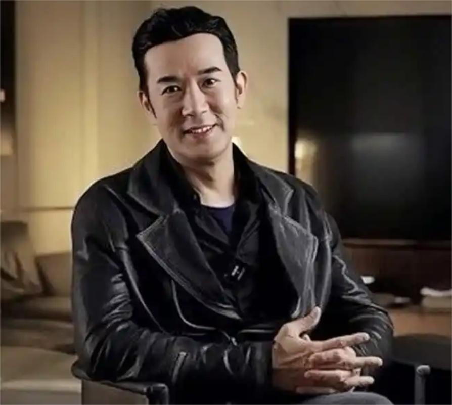 卢庆辉（Marco Lo），本名卢新龙，1968年3月6日出生在中国香港，影视男