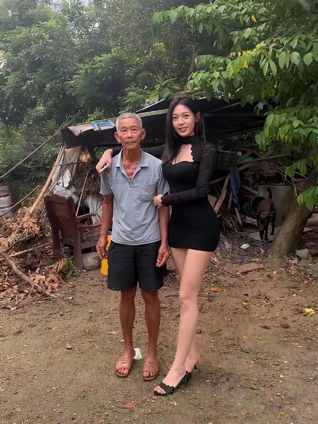 女儿有出息，爸爸很欣慰[赞][赞]
