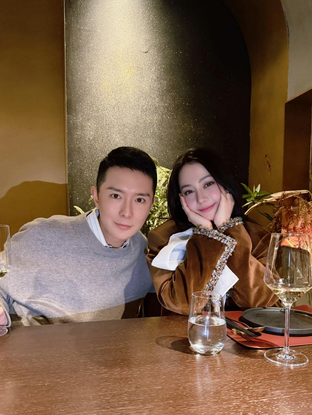 刘冲和迪丽热巴聚餐 VOGUE中国版编辑总监刘冲晒与迪丽热巴的聚餐合照，照片中的