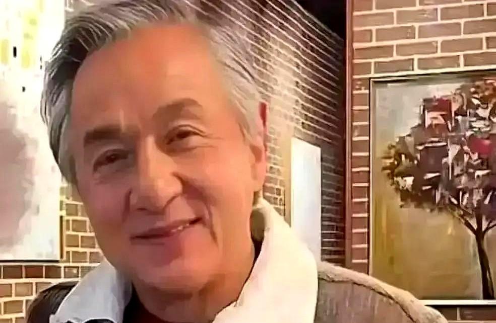 成龙女儿把亲爹送的布全剪了。

印着“Jackie Chan Studio”的布