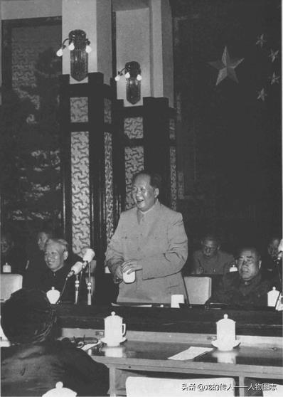 1956年5月2日，毛泽东在最高国务会议上作《论十大关系》的讲话