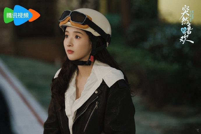 第一次见领导型恋人的女主王玉雯领导型恋人好绝，穿书强吻霸总，男主懵女主嗨，围观同